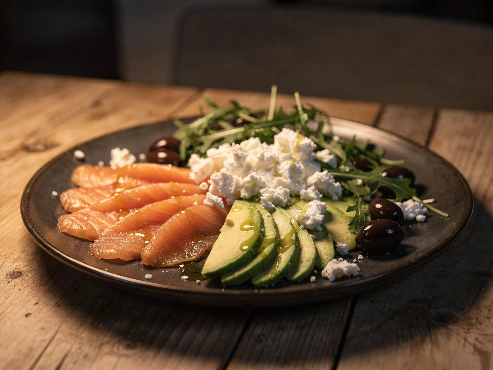 Kolacja z menu ketogenicznego: sałatka z łososiem, awokado, serem i oliwkami